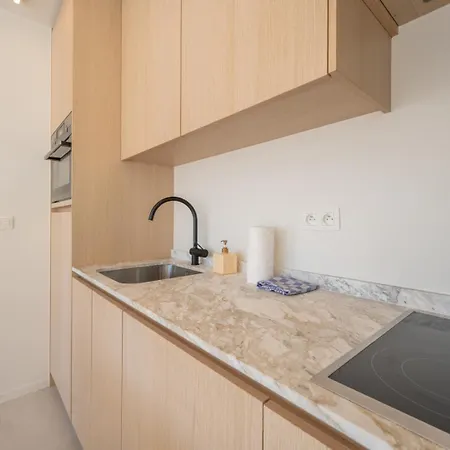 Coastal Comfort In The Heart Of With Terrace & Sea Views *